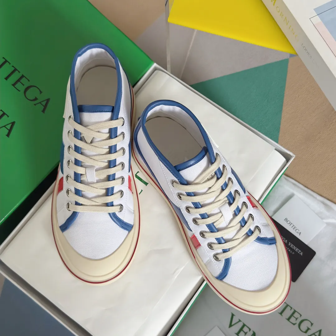 Top version: Couple model 580💰 Bottega Veneta Bottega Veneta BV’s latest Eliot series retro basketball shoes casual sports canvas shoes Bottega Veneta 2025 spring and summer show new shoes Eliot is on the market. Inspired by retro basketball sneakers, the color combination highlights youthful vitality and perfectly interprets the theme of youth and childlike innocence. The details are also very particular. The summer canvas brings excellent durability and comfort. Designs such as calfskin trim, rubber toe caps and hand-painted retro red lines are full of retro feel. The round toe and convex sole add a modern feel. Exquisite packaging at the delivery counter🛍📦 ▪️Fabrics: Original customized high-density canvas + cowhide ▪️Inner lining: Original customized breathable canvas ▪️Sole: Original open-molded anti-slip TPU material ▪️Sole thickness: 3CM ▪️Size: Women’s 35-41 / [Men’s 39-45 pre-sale]